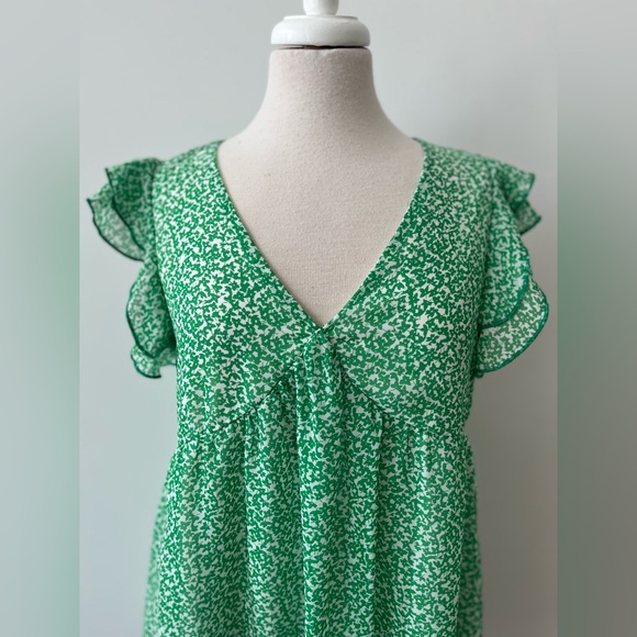 Green & White Floral V-Neck Flutter Sleeve Dress - Picture 3 of 10